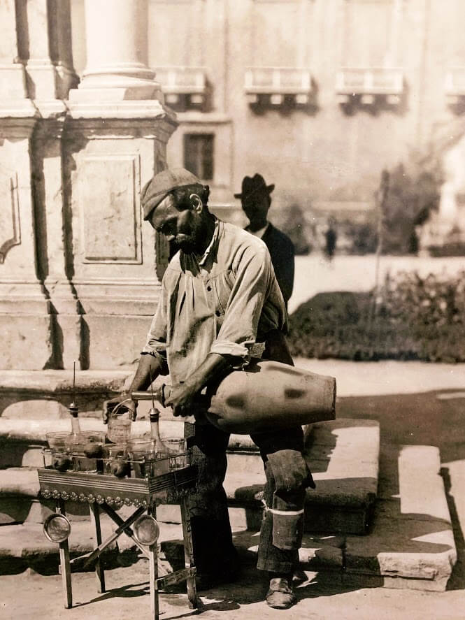 Old photo of Sicilian selling drinks Old photo of Sicilian selling drinks